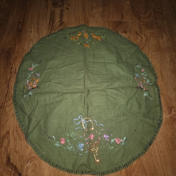 Vintage Embroidered Green Doilie with Floral and Butterfly Design - Picture 4 of 4